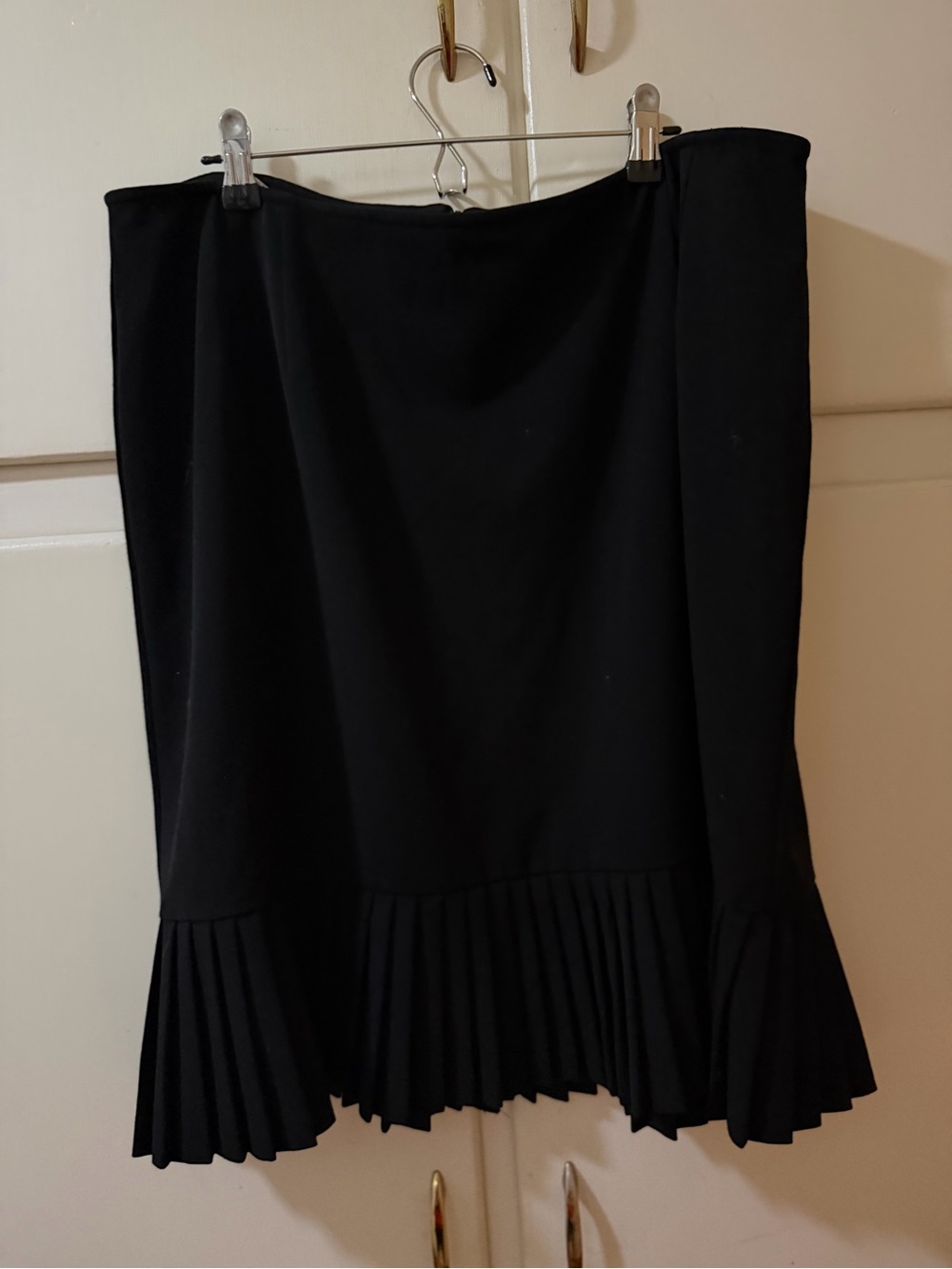 Briggs New York Black Pleated Hem Mini Skirt